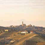Vista panoramica del borgo piemontese poco conosciuto, con stradine acciottolate e case storiche.