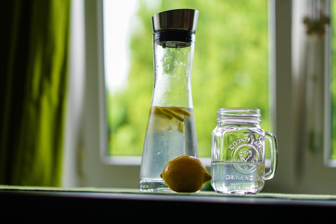 Vetri puliti con limone, metodo naturale per brillare senza aloni.