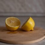 Limone tagliato a metà pronto per essere usato nel microonde per pulire e disinfettare.
