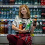 Prodotti a basso costo nei supermercati, evidenziando marche e produttori reali.