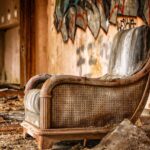 Muffa visibile dietro un mobile, evidenziando la necessità di prevenzione e cura.