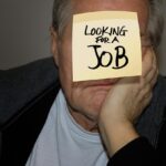 Donna che consulta documenti su indennità Naspi dopo aver trovato un nuovo lavoro.