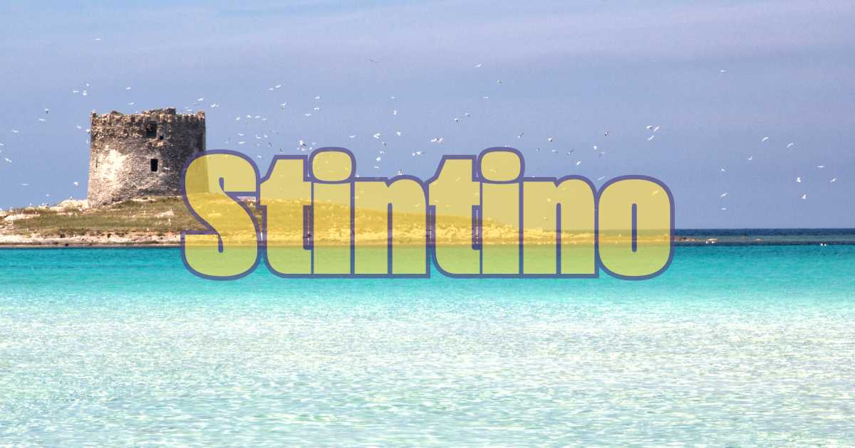 Panorama di Ostuni con case bianche e cielo azzurro, ideale per vacanze estive.