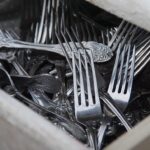 Cassetto delle posate ordinato con divider in legno e posate ben sistemate.