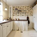 Lavanderia ordinata con scaffali e cesti per ottimizzare lo spazio disponibile.