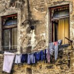 Immagine di una parete con macchie d'umidità e condensa, simbolo del problema delle pareti che sudano.