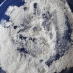 Pastiglie per lavastoviglie fatte in casa, ingredienti e preparazione su un piano di lavoro.