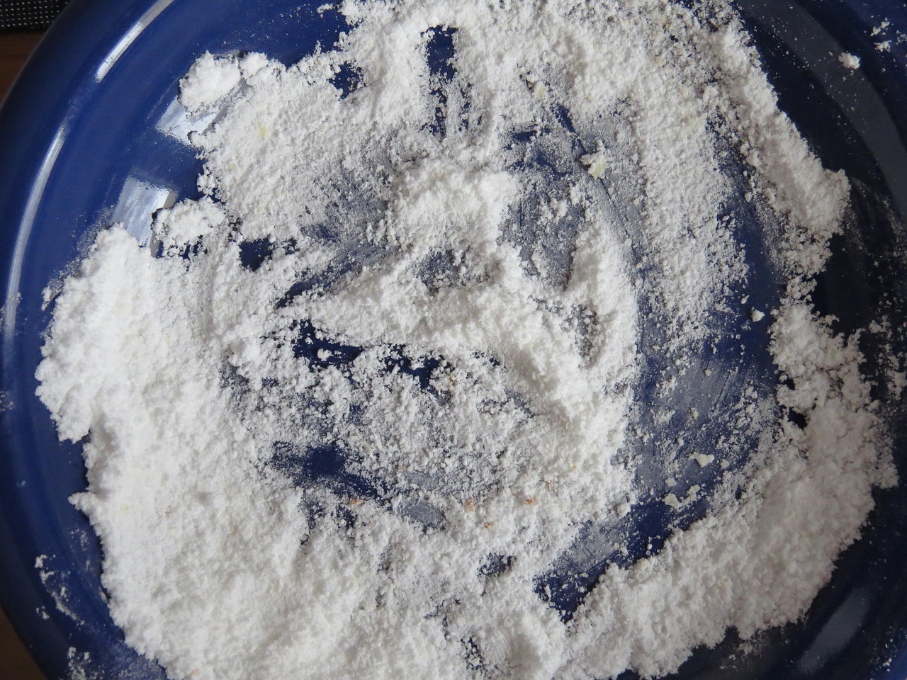 Pastiglie per lavastoviglie fatte in casa, ingredienti e preparazione su un piano di lavoro.