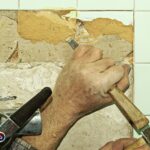 Immagine di piastrelle sovrapposte su un pavimento, illustrando la tecnica di ristrutturazione.