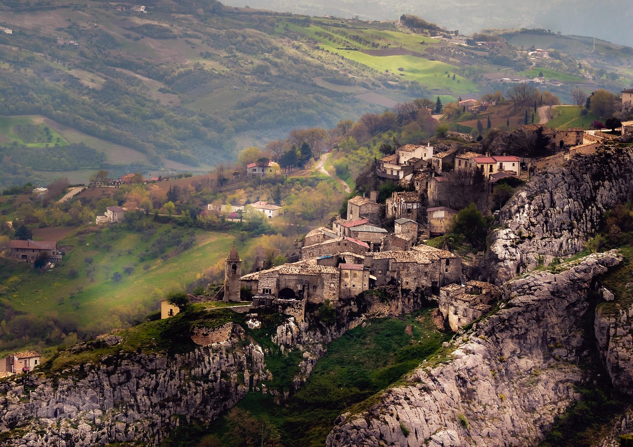 Borgo abruzzese incantevole, con case in pietra e paesaggio da fiaba.