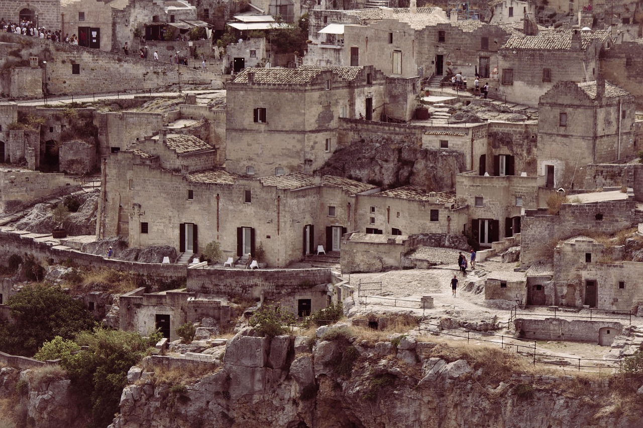 Vista panoramica dei Sassi di Matera, con i quartieri storici e le stradine silenziose esplorate dai turisti.