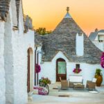 Trulli, dammusi e bagli: esempi di alloggi tipici italiani immersi nella natura.
