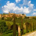 Panorama suggestivo dell'Umbria, con sentiero immerso nella natura e luoghi di meditazione.