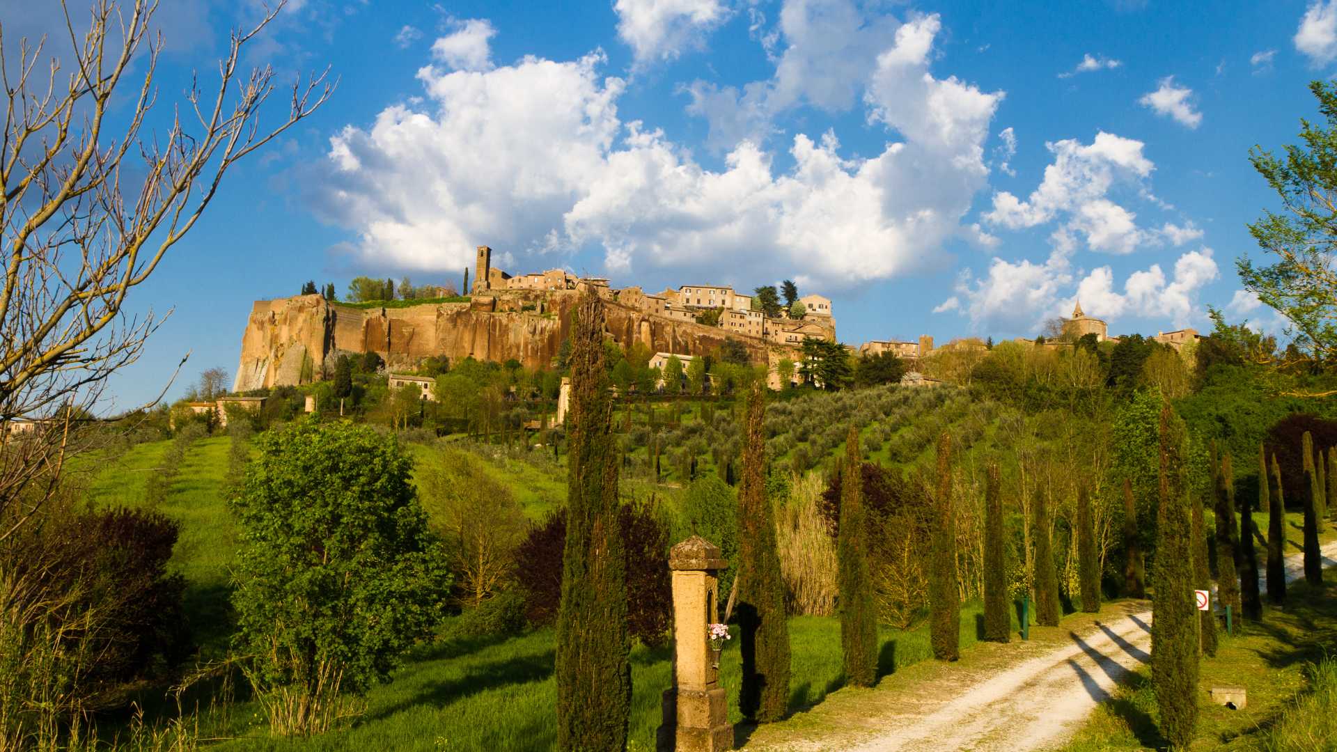 Panorama suggestivo dell'Umbria, con sentiero immerso nella natura e luoghi di meditazione.