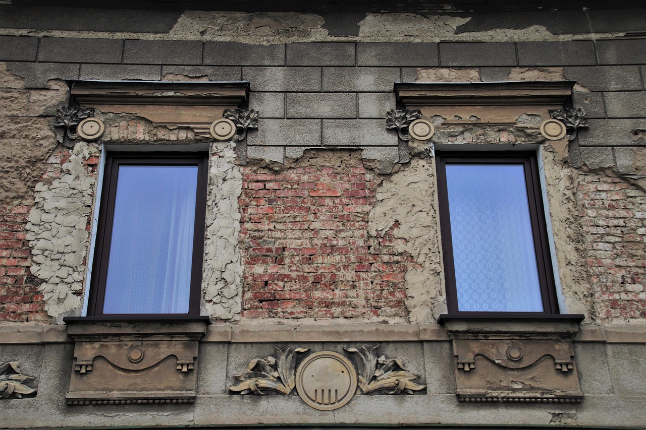 Immagine che illustra i segni dell'umidità di risalita su una parete interna.