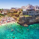 Immagine di una tranquilla spiaggia deserta, ideale per vacanze economiche ad agosto.