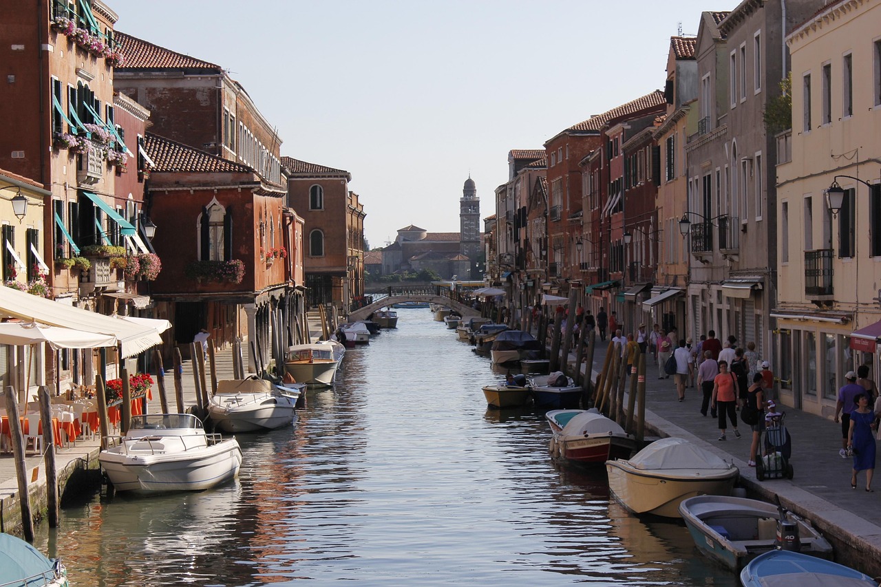 Venezia: canali e gondole, con veneziani che svelano segreti per visitare la città risparmiando.