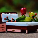 Messaggio romantico per dire buonanotte all'amore, con cuori e stelle sullo sfondo.