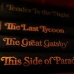 Immagine di un cielo stellato con frasi celebri sulla buonanotte scritte in eleganti caratteri.