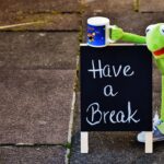 Immagine di una tazza di caffè con scritte divertenti, simbolo di un buongiorno allegro.