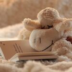 Immagine di frasi dolci per buonanotte, con cuori e stelle sullo sfondo.